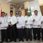 Kakan Kemeng Tanah Datar Serahkan DIPA 2016
